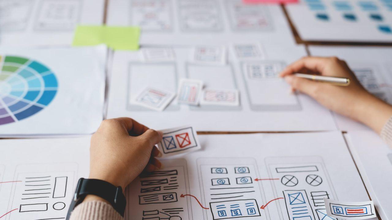 Programmers meeting to design mobile application systems